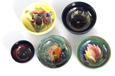 Lot 102 - A COLLECTION OF MOORCROFT SMALL BOWLS...