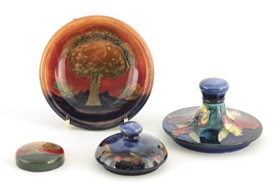 Lot 138 - A GROUP OF SUNDRY MOORCROFT ITEMS comprising...