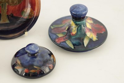 Lot 138 - A GROUP OF SUNDRY MOORCROFT ITEMS comprising...