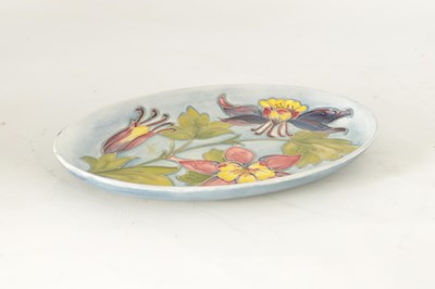Lot 148 - A LATE MOORCROFT OVAL SHALLOW DISH tube lined...