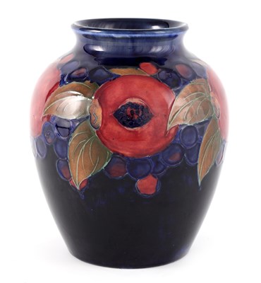 Lot 274 - A 1930'S WALTER MOORCROFT SHOULDERED TAPERING...
