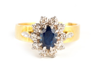 Lot 345 - A LADIES 14CT GOLD DIAMOND AND SAPPHIRE RING...