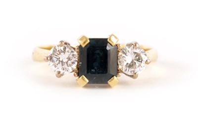 Lot 349 - A LADIES 18CT GOLD DIAMOND AND SAPPHIRE RING...