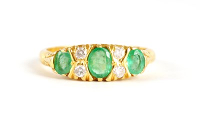 Lot 350 - A LADIES 18CT GOLD DIAMOND AND EMERALD RING...