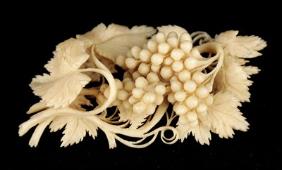 Lot 356 - A FINELY CARVED EARLY 19TH CENTURY IVORY...