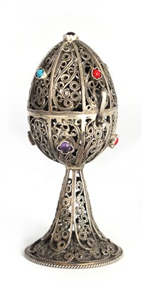 Lot 361 - A 19TH CENTURY RUSSIAN SILVER FILIGREE EGG ON...