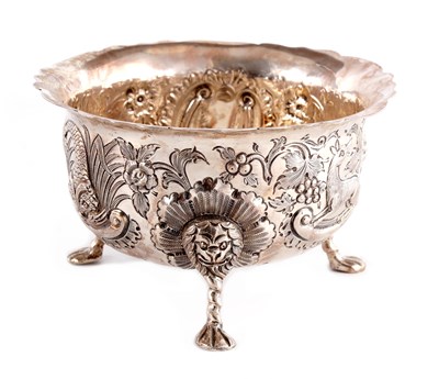 Lot 373 - AN EARLY 20TH CENTURY IRISH SILVER SUGAR BOWL...