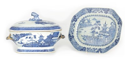 Lot 404 - AN 18TH CENTURY CHINESE NANKIN PORCELAIN BLUE...