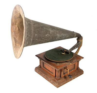 Lot 563 - AN EARLY 20TH CENTURY OAK CASED HORN...