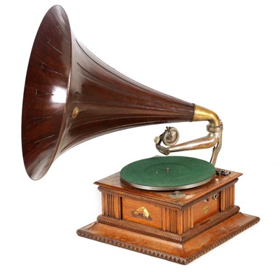 Lot 564 - AN EARLY 20TH CENTURY OAK CASED HMV MONARCH...