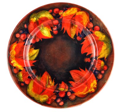 Lot 86 - A 1930S MOORCROFT AUTUMN LEAF AND BERRY...