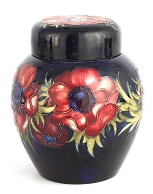 Lot 95 - A 1930S/40S MOORCROFT GINGER JAR AND COVER...
