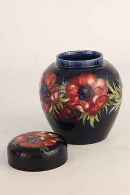Lot 95 - A 1930S/40S MOORCROFT GINGER JAR AND COVER...