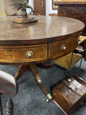 Lot 1010 - A GOOD REGENCY FIGURED ROSEWOOD AND BRASS INLAID DRUM TABLE