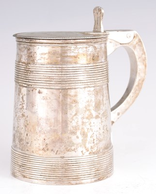 Lot 325 - A GEORGE III SILVER LIDDED TANKARD