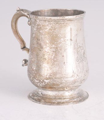 Lot 302 - A GEORGE III SILVER TANKARD