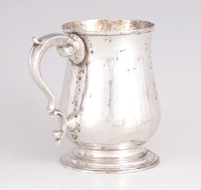 Lot 297 - A GEORGE III SILVER TANKARD