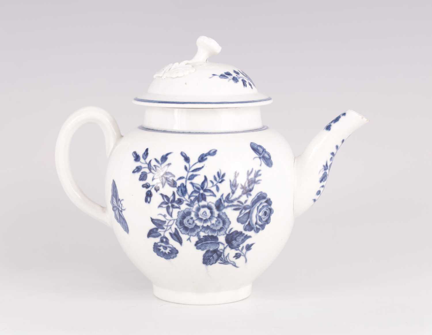 Lot 36 - AN 18TH CENTURY WORCESTER BLUE AND WHITE TEAPOT