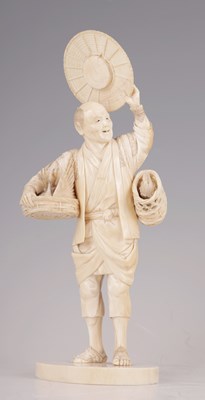 Lot 135 - A 19TH CENTURY JAPANESE CARVED IVORY FIGURE OF A BIRD CATCHER