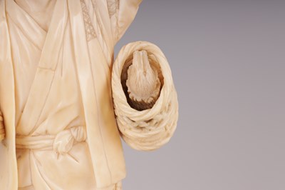 Lot 135 - A 19TH CENTURY JAPANESE CARVED IVORY FIGURE OF A BIRD CATCHER