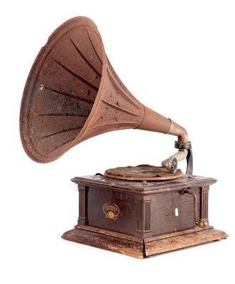 Lot 428 - AN EARLY 20TH CENTURY HORN GRAMAPHONE