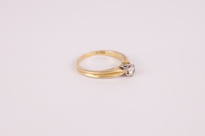 Lot 231 - A LADIES 18CT GOLD DIAMOND SOLITAIRE RING