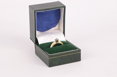 Lot 231 - A LADIES 18CT GOLD DIAMOND SOLITAIRE RING