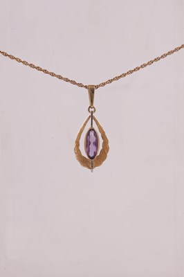 Lot 243 - A LADIES 9CT GOLD AND AMETHYST PENDANT ON 9CT GOLD CHAIN