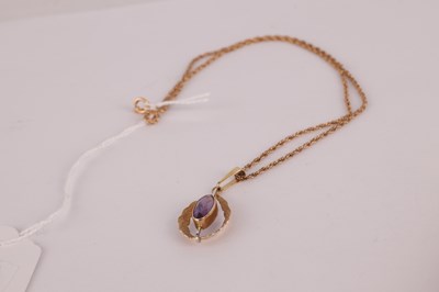 Lot 243 - A LADIES 9CT GOLD AND AMETHYST PENDANT ON 9CT GOLD CHAIN