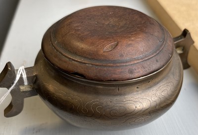 Lot 84 - AN 18TH CENTURY CHINESE SILVER WIRE INLAID BRONZE CENSER WITH TURNED WOOD COVER