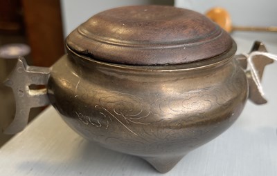 Lot 84 - AN 18TH CENTURY CHINESE SILVER WIRE INLAID BRONZE CENSER WITH TURNED WOOD COVER