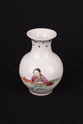 Lot 223 - AN EARLY 20TH CENTURY CHINESE REPUBLIC MINIATURE CHINESE PORCELAIN VASE