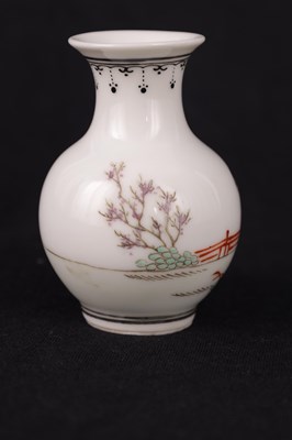 Lot 223 - AN EARLY 20TH CENTURY CHINESE REPUBLIC MINIATURE CHINESE PORCELAIN VASE