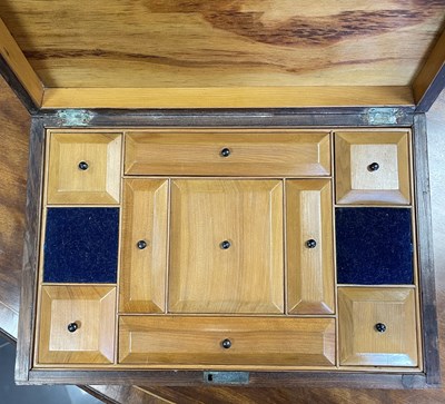 Lot 680 - AN EARLY 19TH CENTURY IRISH KILLARNEY INLAID YEW WOOD BOX