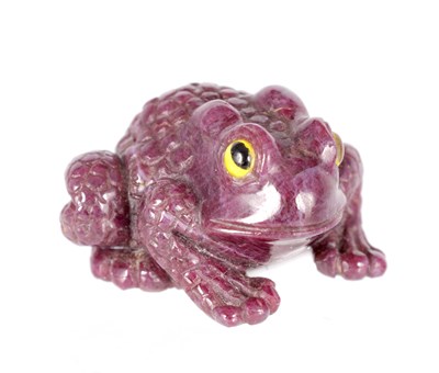 Lot 237 - A CARVED RUBY GEMSTONE SCULPTURE OF A TOAD