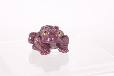 Lot 237 - A CARVED RUBY GEMSTONE SCULPTURE OF A TOAD