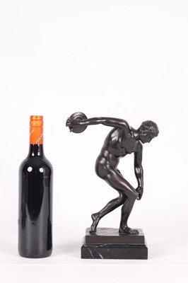 Lot 593 - A LATE 19TH/EARLY 20TH CENTURY BRONZE SCULPTURE MYRON "DISCUS THROWER"