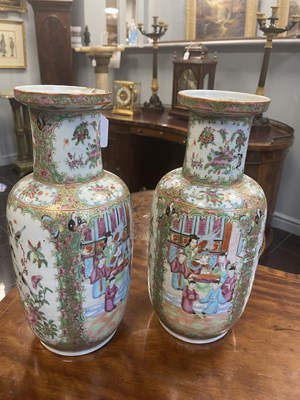 Lot 107 - A PAIR OF 19TH CENTURY CHINESE CANTON PORCELAIN VASES WITH SLENDER NECKS