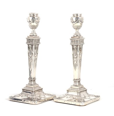 Lot 295 - A PAIR OF EARLY 20TH CENTURY ADAM STYLE SILVER CANDLESTICKS