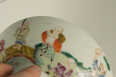 Lot 98 - AN 18TH/19TH CENTURY CHINESE FAMILLE ROSE BOWL