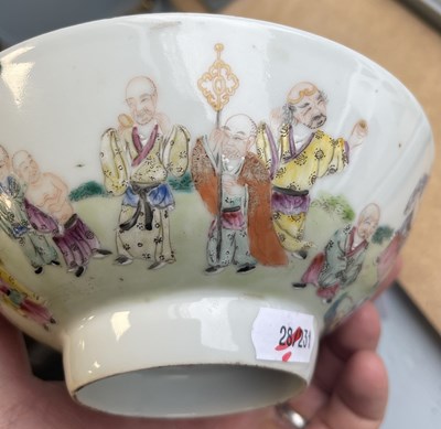 Lot 98 - AN 18TH/19TH CENTURY CHINESE FAMILLE ROSE BOWL