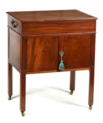 Lot 1029 - A MID 18TH CENTURY FIGURED MAHOGANY GENTLEMAN'S DRESSING TABLE