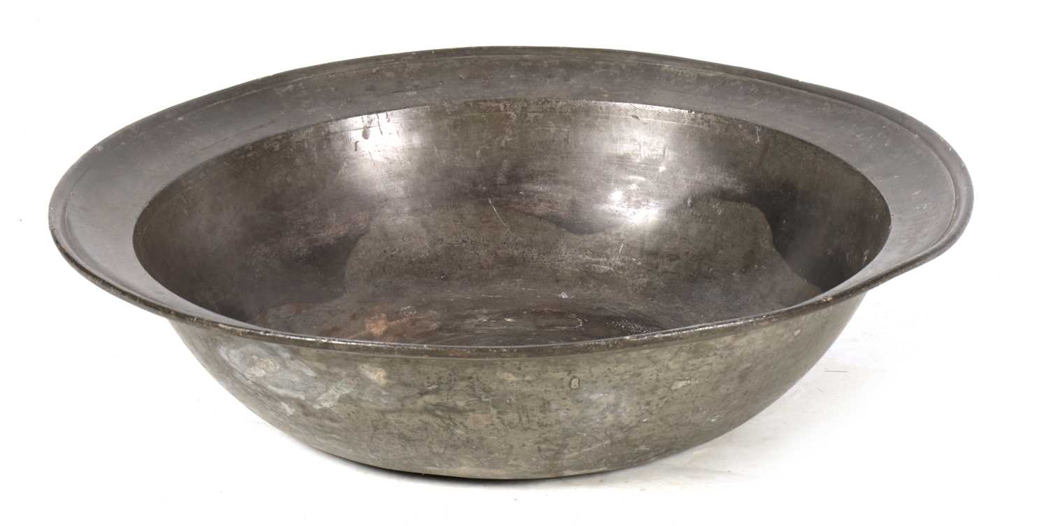 Lot 613 - A LARGE 18TH CENTURY PEWTER BOWL