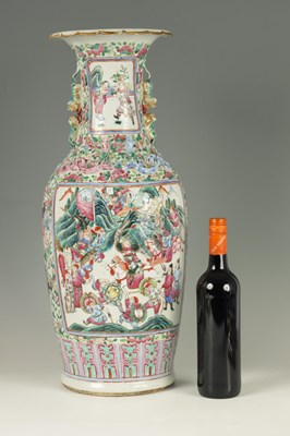 Lot 143 - A 19TH CENTURY CHINESE CANTON FAMILLE ROSE VASE OF LARGE SIZE