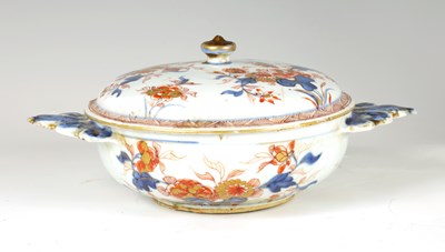 Lot 76 - AN 18TH CENTURY IMARI SHALLOW BOWL AND COVER