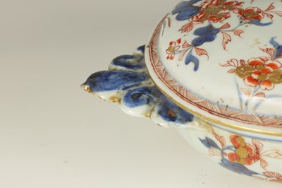Lot 76 - AN 18TH CENTURY IMARI SHALLOW BOWL AND COVER
