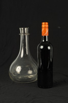 Lot 10 - A LARGE GEORGIAN BULBOUS CLEAR GLASS WINE CARAFE