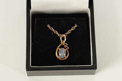 Lot 242 - A LADIES 9CT GOLD AND OPAL PENDANT ON 9CT GOLD NECKLACE
