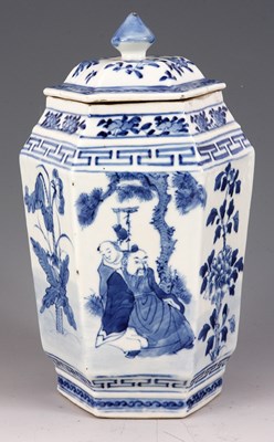 Lot 145 - AN EARLY 19TH CENTURY BLUE AND WHITE CHINESE...