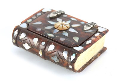 Lot 79 - AN 18TH CENTURY TORTOISESHELL AND BONE SNUFF BOX FORMED AS A BOOK
